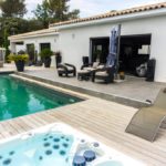 piscine en bois avec une maison moderne a aix en provence